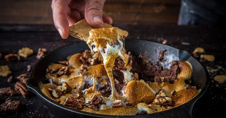 Smores-Dip_Traeger_Wood-Fired-Grills_RE_HE_M