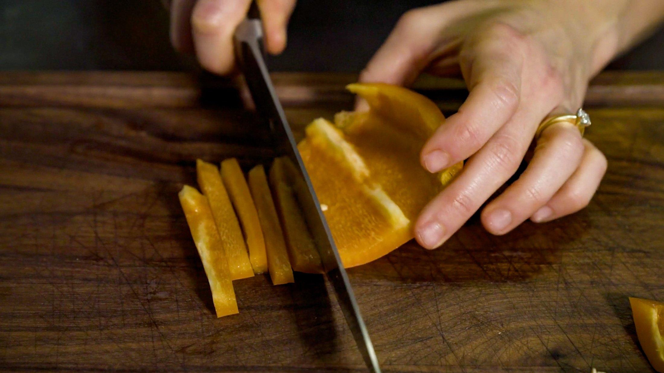 Techniques_Tips_De-seeding_a_Pepper_with_Sammy_Moniz_001