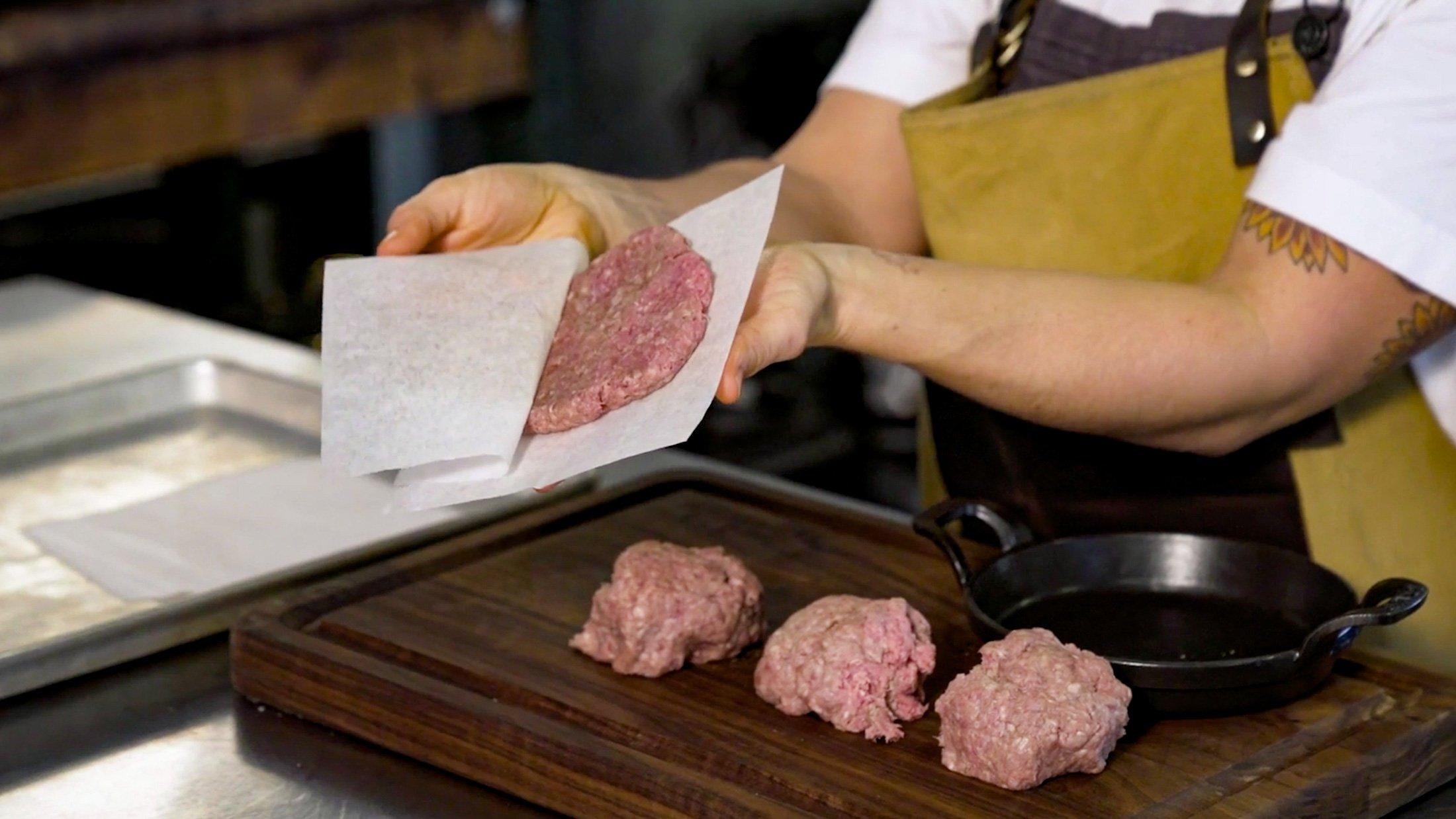 Techniques_Tips_Making_the_Perfect_Burger_with_Sammy_Moniz_001