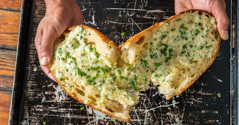 Ultimate-Baked-Garlic-Bread_Traeger-Wood-Pellet-Grills_HE_M
