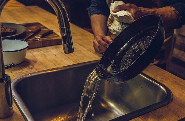 cleaning-cast-iron_Traeger-Wood-Pellet-Grills_2_BG