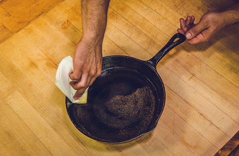 cleaning-cast-iron_Traeger-Wood-Pellet-Grills_3_BG