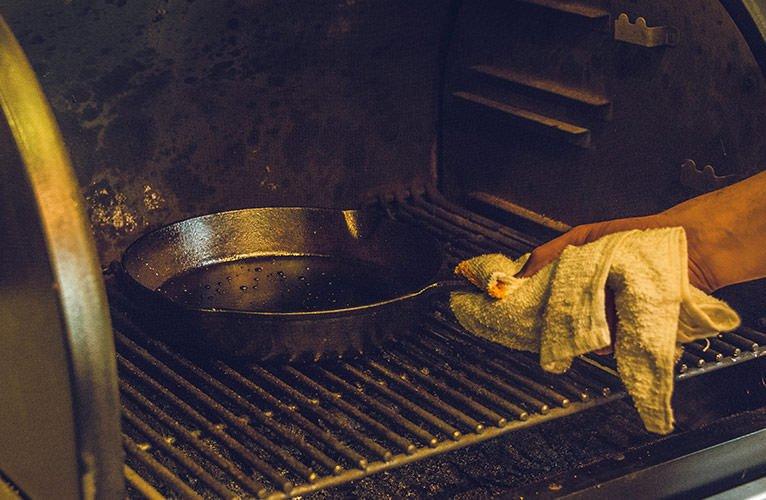 cleaning-cast-iron_Traeger-Wood-Pellet-Grills_4_BG