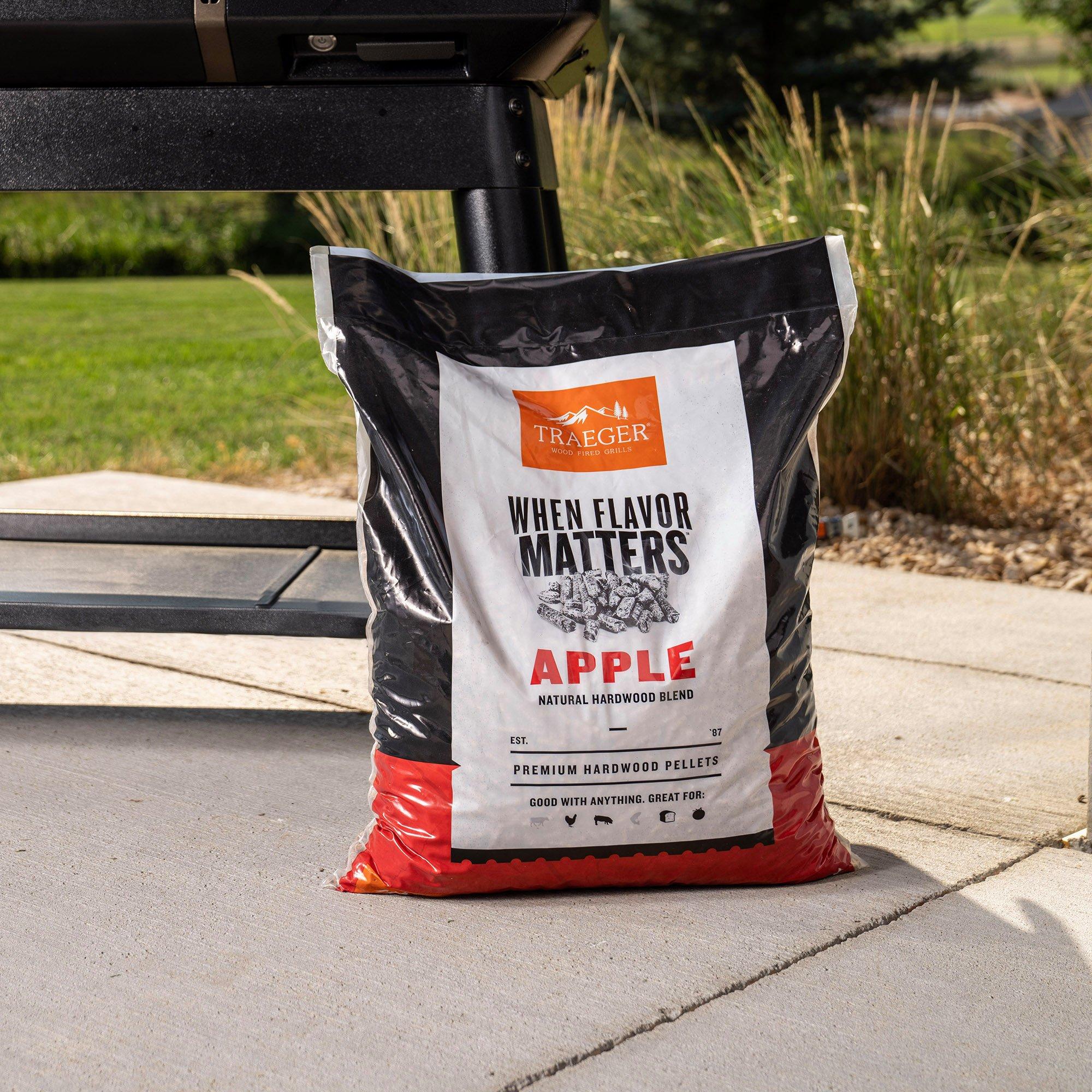 traeger-2024-apple-pellets-lifestyle1