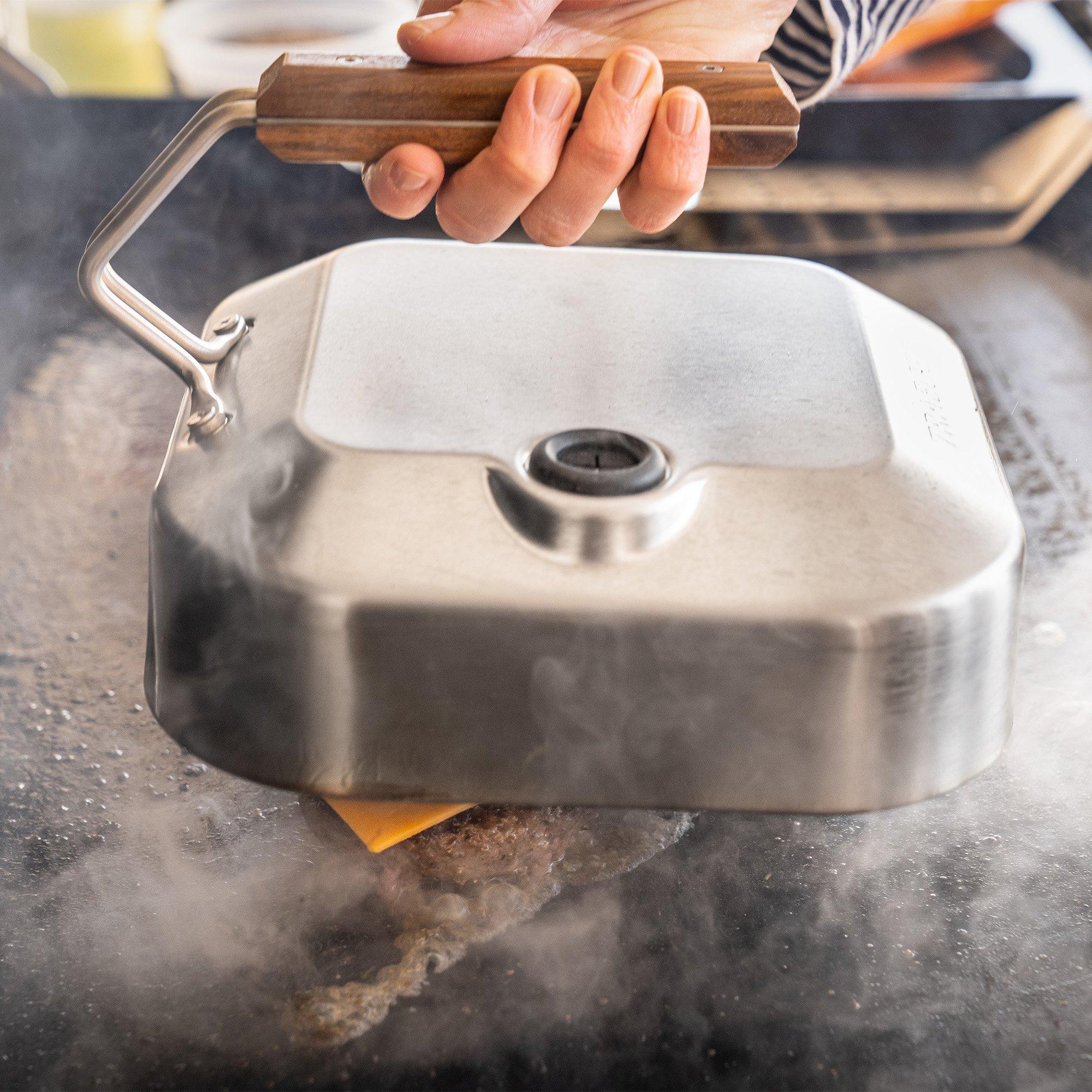 traeger-ultimate-smashed-burger-kit-lifestyle2