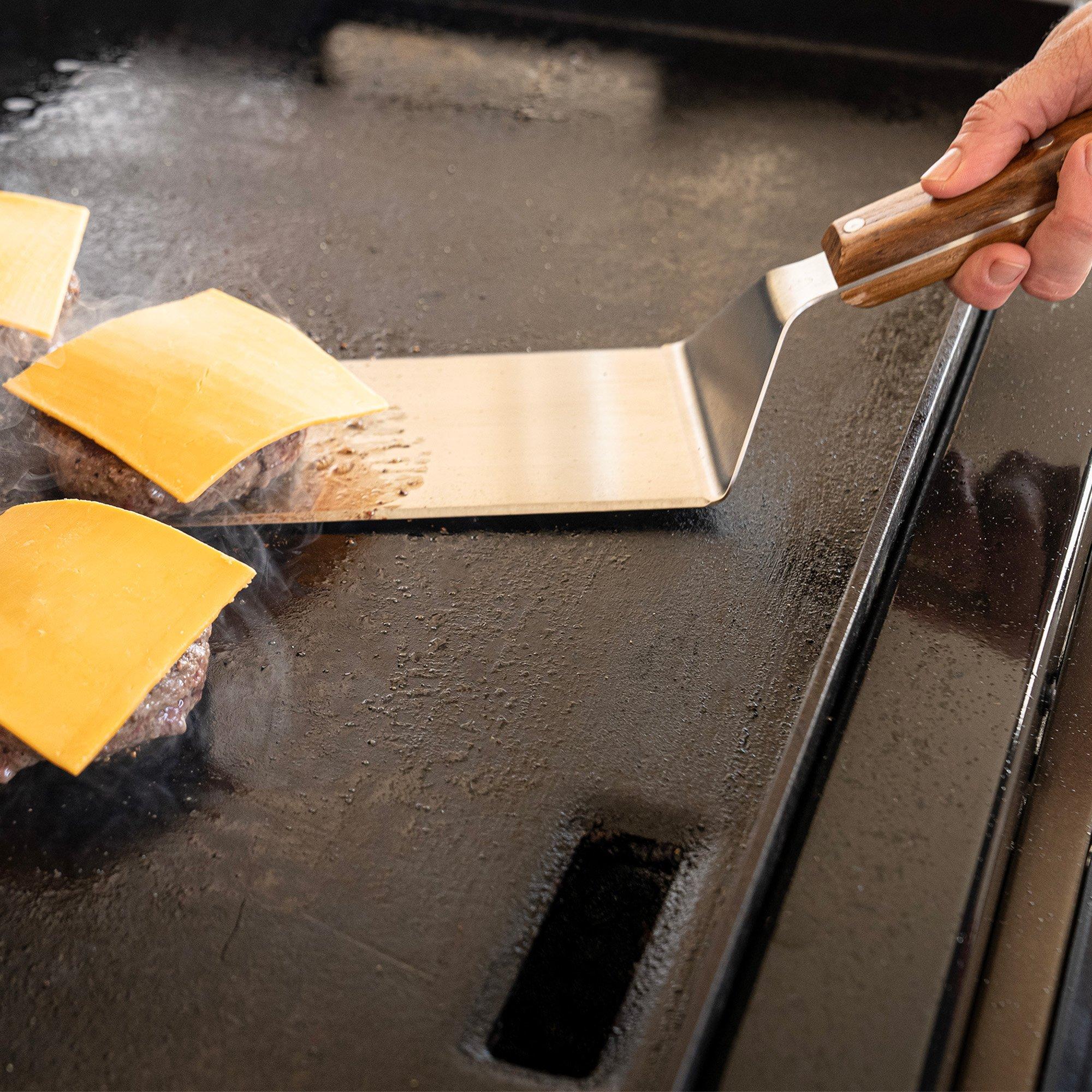 traeger-ultimate-smashed-burger-kit-lifestyle3