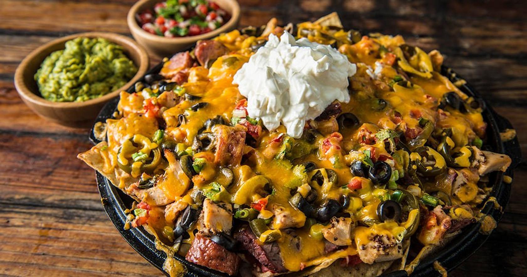 ultimate-loaded-nachos_Traeger-Wood-Fired-Grills_RE_HE_M