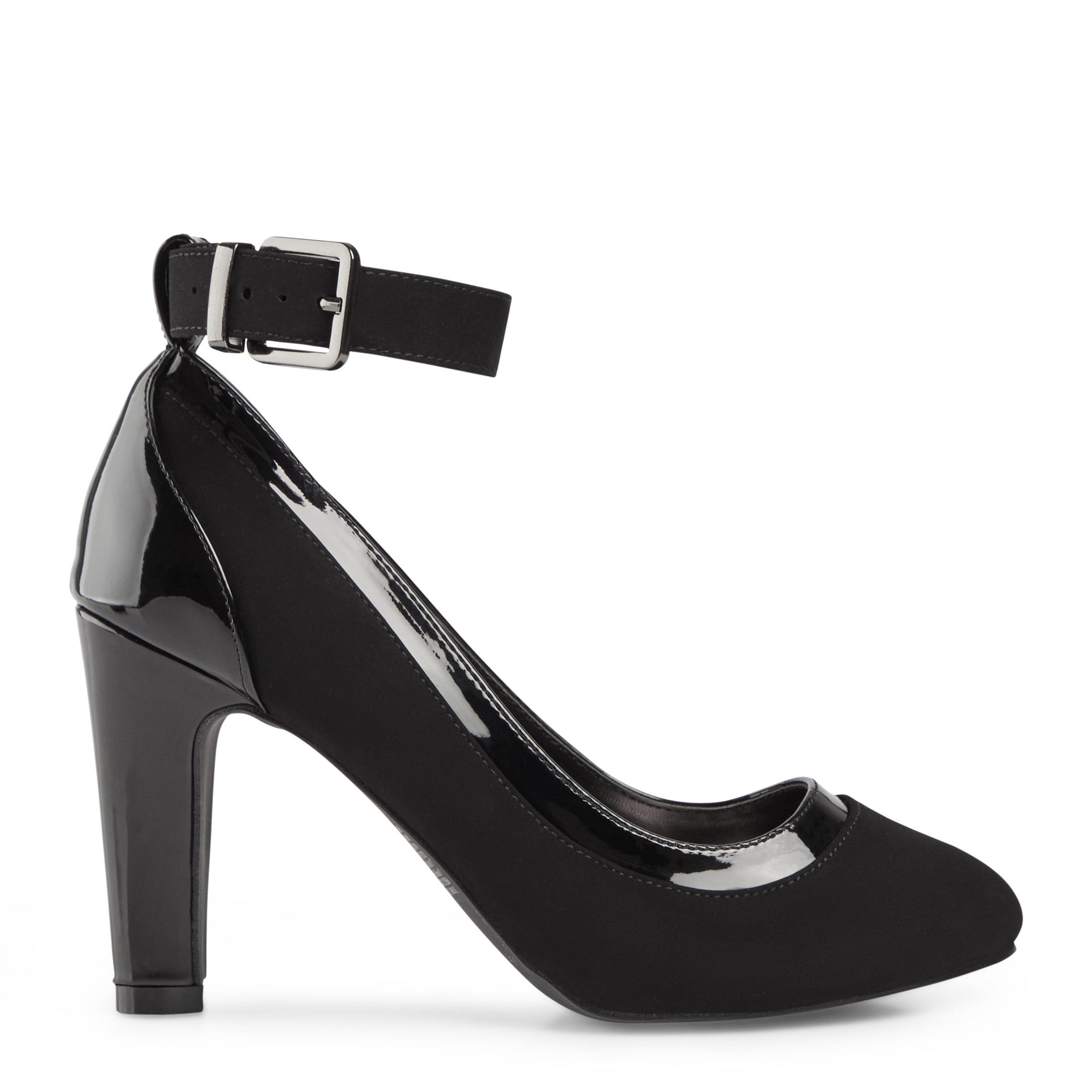 Black and white 2024 pumps with ankle strap