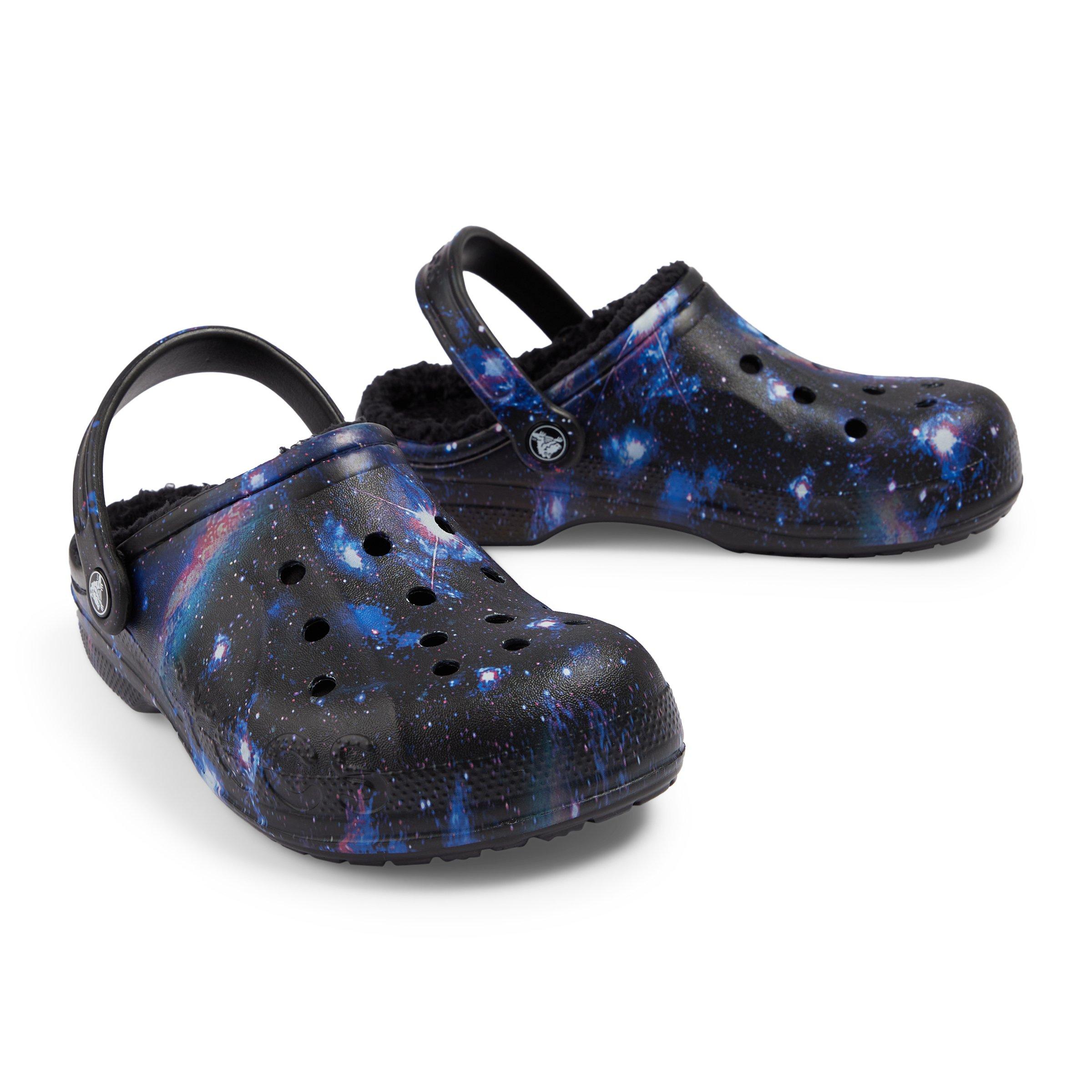 Black and blue online lightning crocs