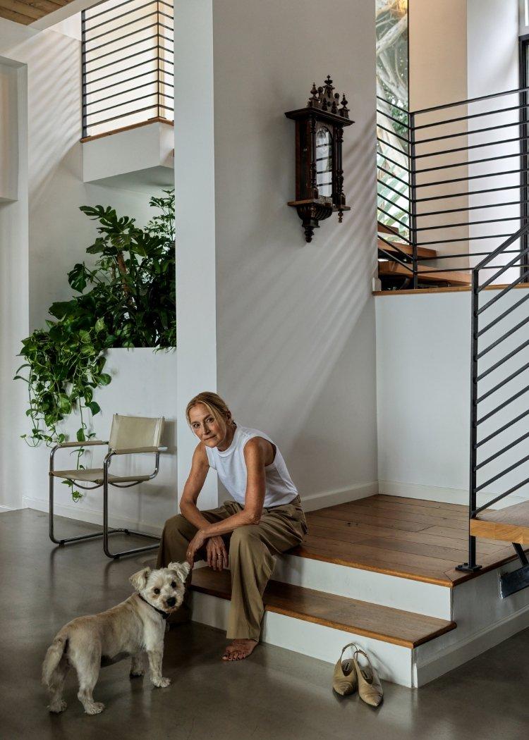 At a Creative Couple&rsquo;s &rsquo;70s Hollywood Hills Retreat, 12 Hours of Sunlight Spotlight a Personal Art Collection