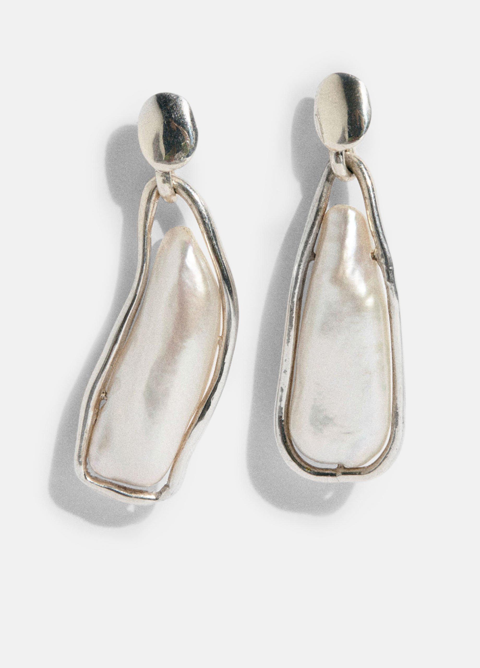 Hern&aacute;n Herdez Caged Pearl Earrings image number 0