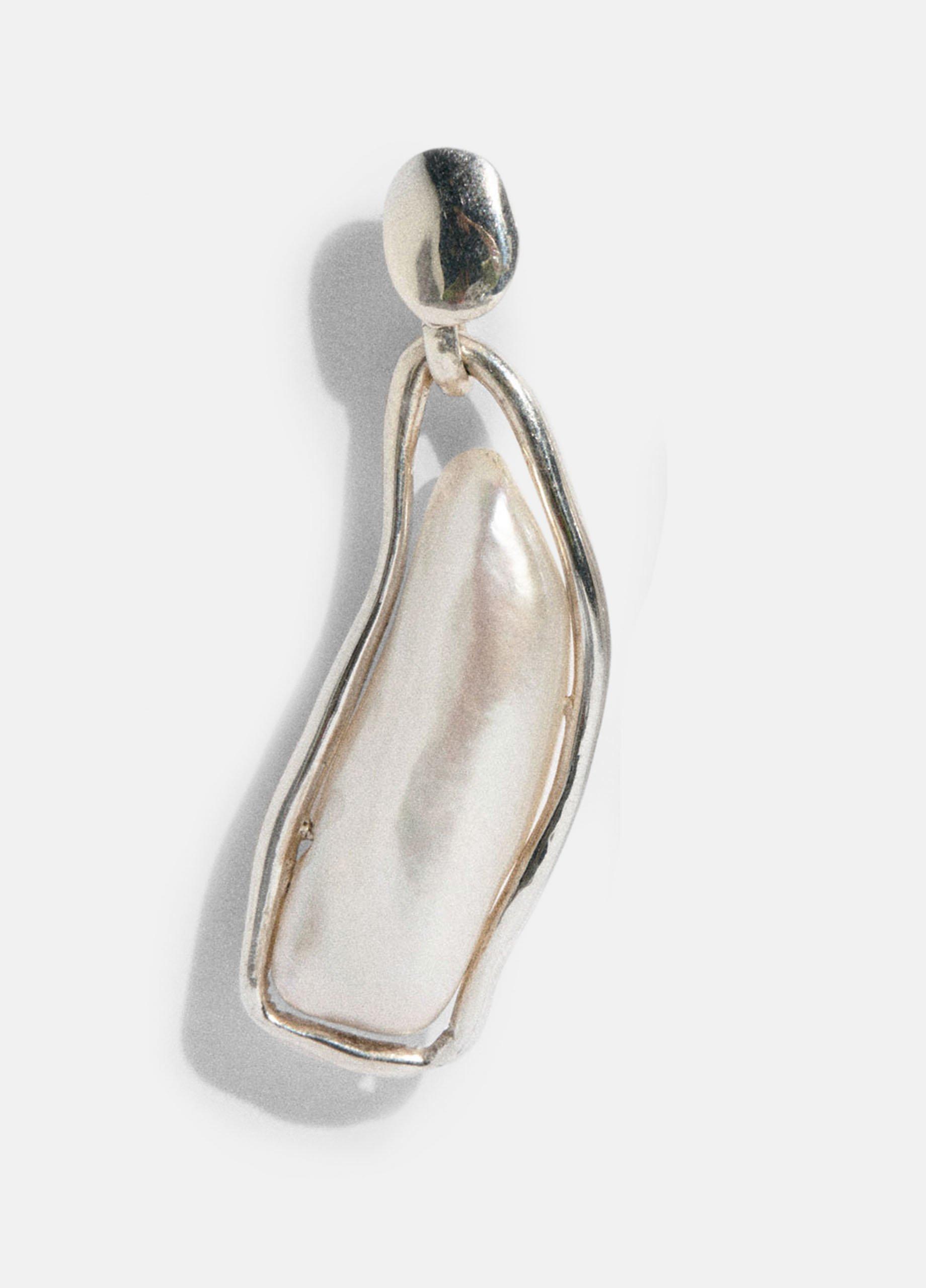 Hern&aacute;n Herdez Caged Pearl Earrings image number 1