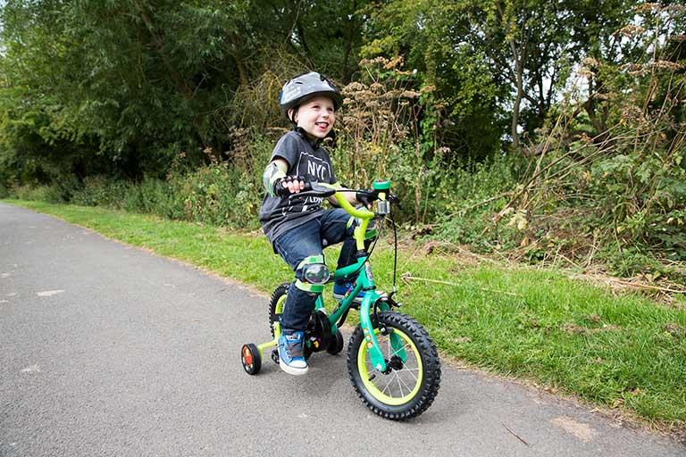 Teaching a child to store ride a bike with stabilisers