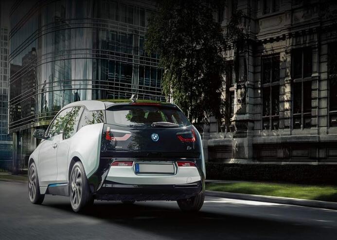 Find out the differences between a hybrid car vs an electric car