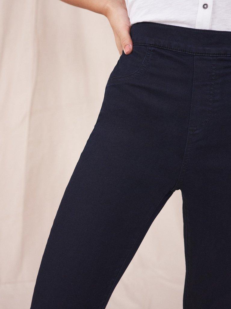 Jegging Jean in DARK DENIM - MODEL DETAIL