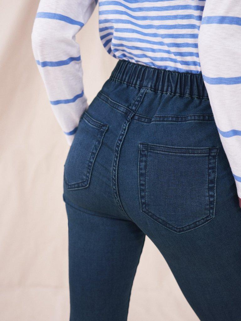 Jegging Jean in MID DENIM - MODEL DETAIL