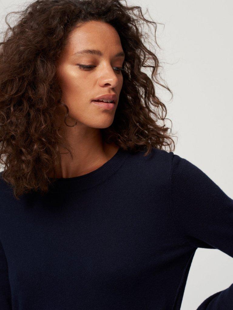 Meadow Jumper in NAVY - MODEL DETAIL