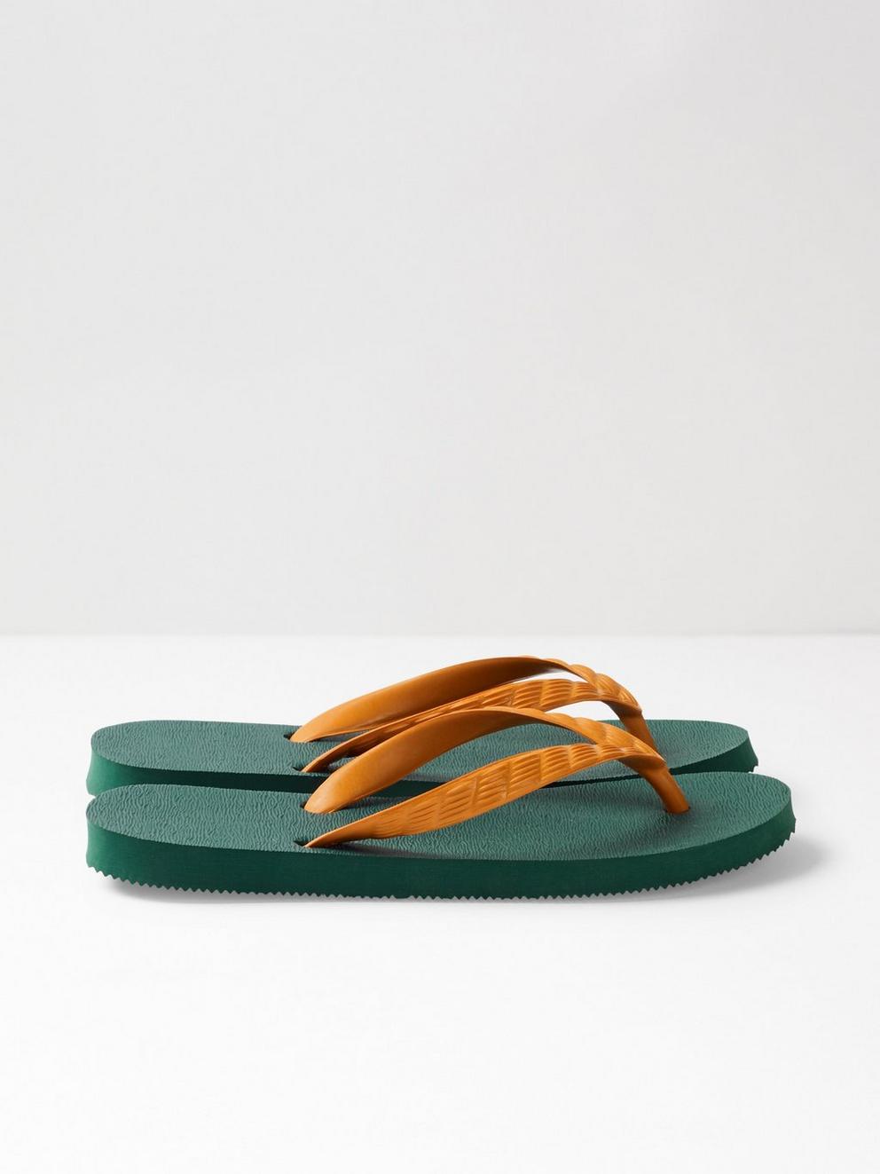 Tsukumo Flip Flop in GREEN - MODEL BACK