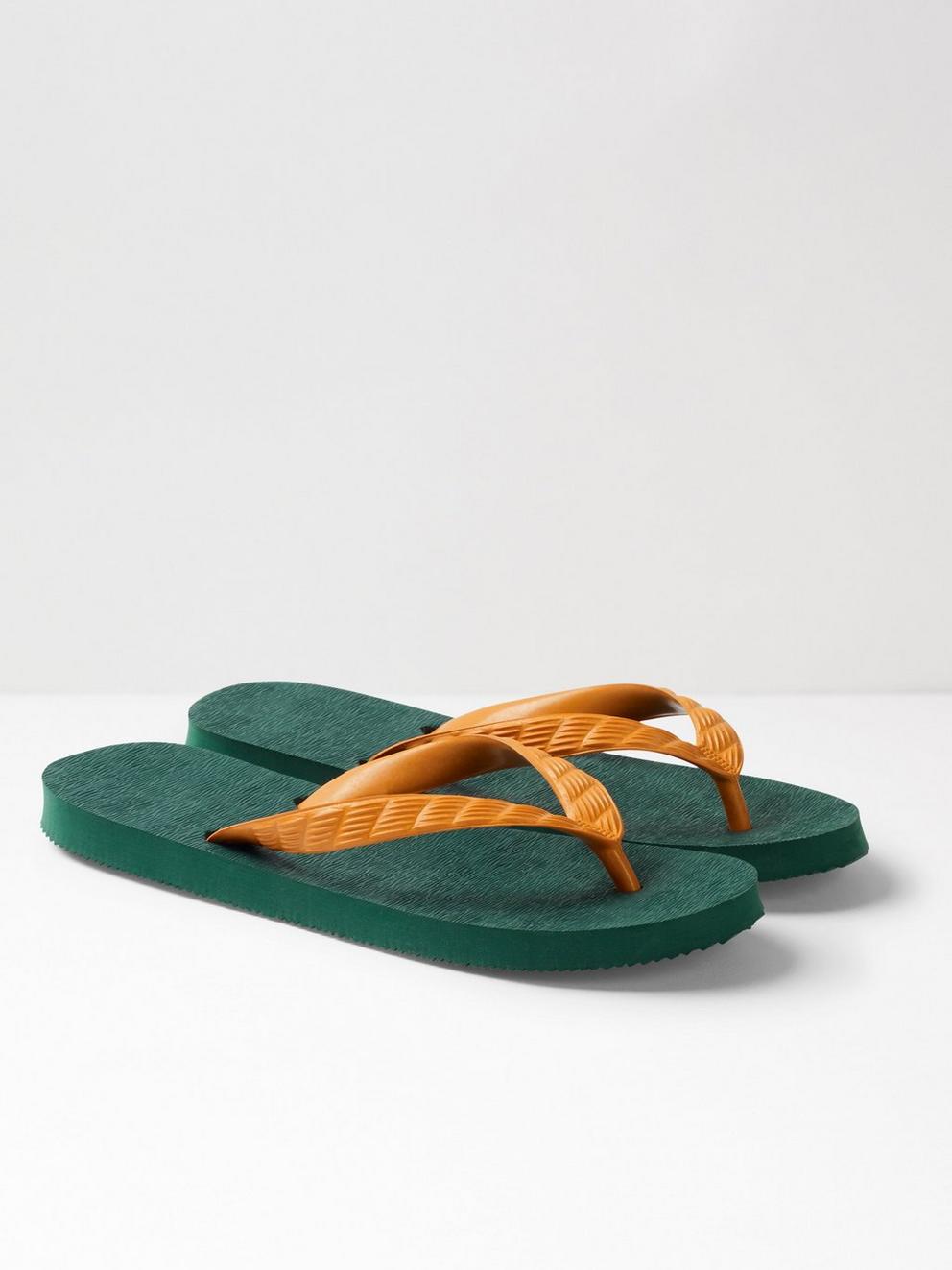 Tsukumo Flip Flop in GREEN - MODEL FRONT