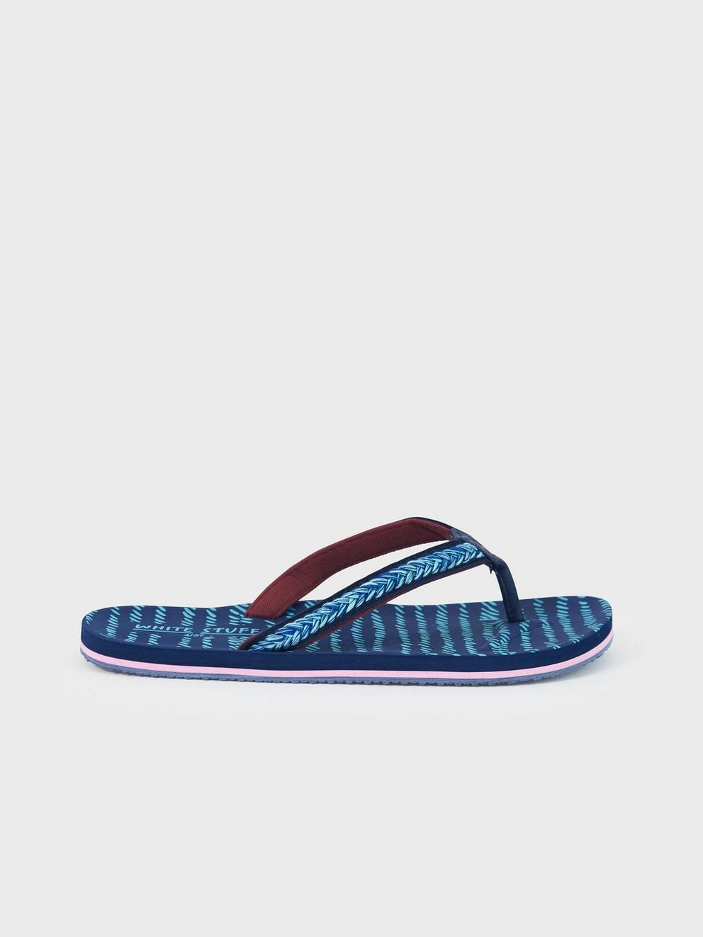 Tsukumo Flip Flop in NAVY - MODEL FRONT