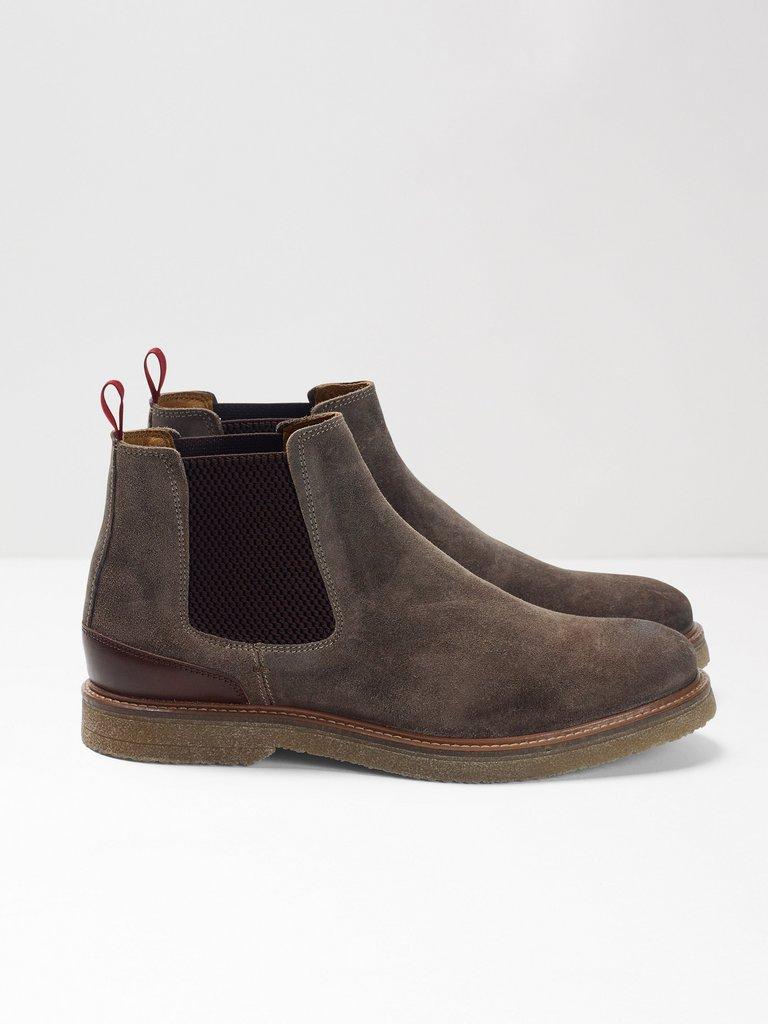 Evan Chelsea Boot in BROWN - MODEL BACK