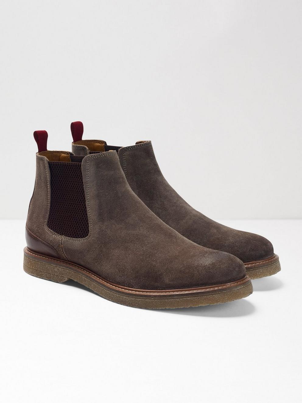 Evan Chelsea Boot in BROWN - MODEL FRONT