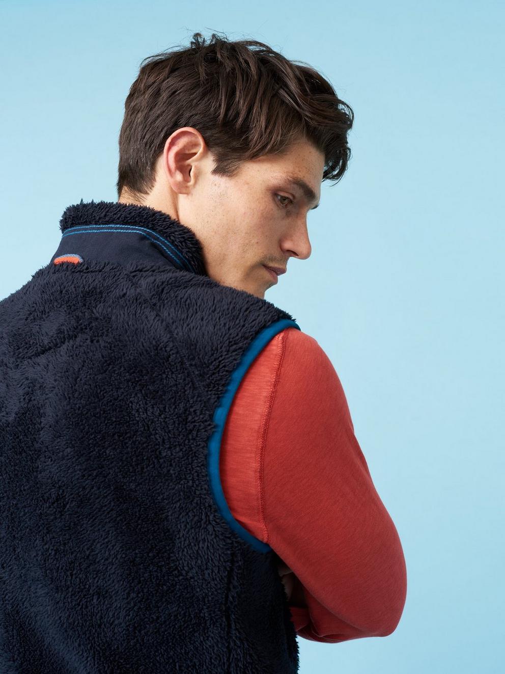 Mottaret Fleece Gilet in NAVY - MODEL BACK