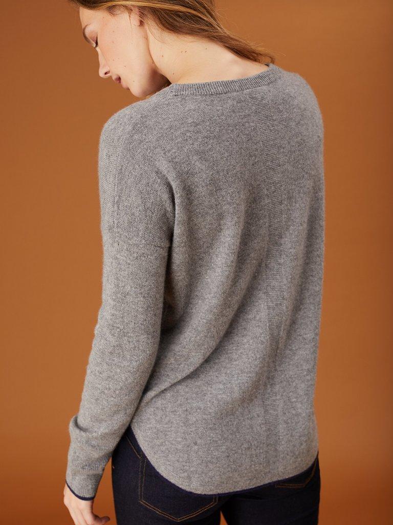 Cashmere Ella Curve Hem Jumper in MID GREY - MODEL BACK