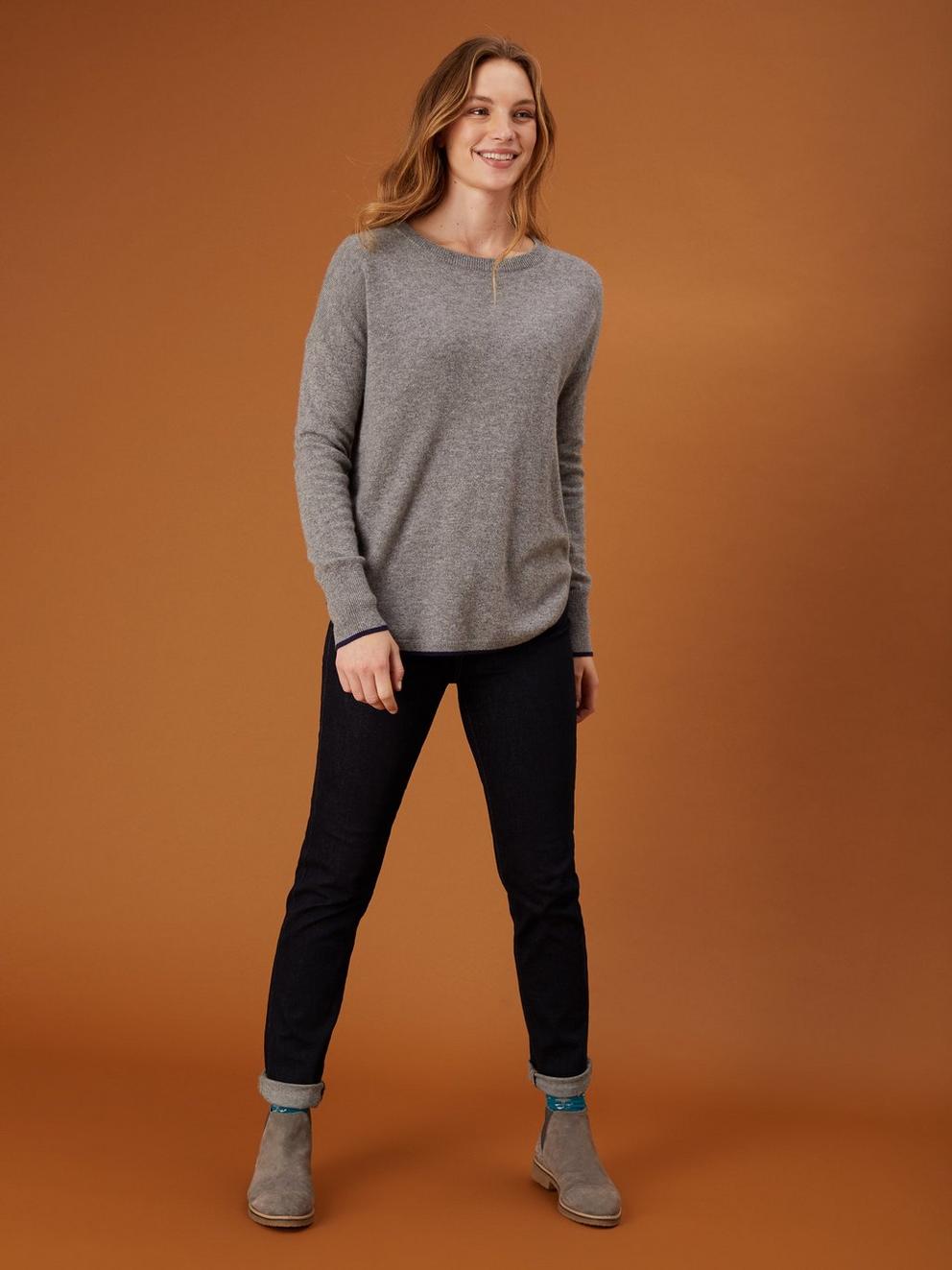 Cashmere Ella Curve Hem Jumper in MID GREY - MODEL FRONT