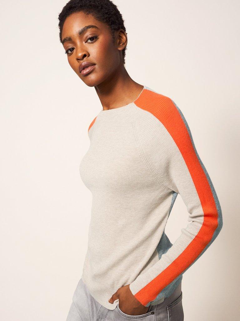 Cashmere Ella Curve Hem Jumper in TANGERINE ORANGE PLAIN - MODEL FRONT