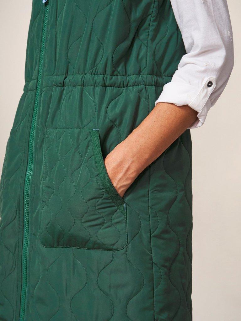 Haweswater Funnel Gilet in PERIDOT GREEN PLAIN - MODEL DETAIL