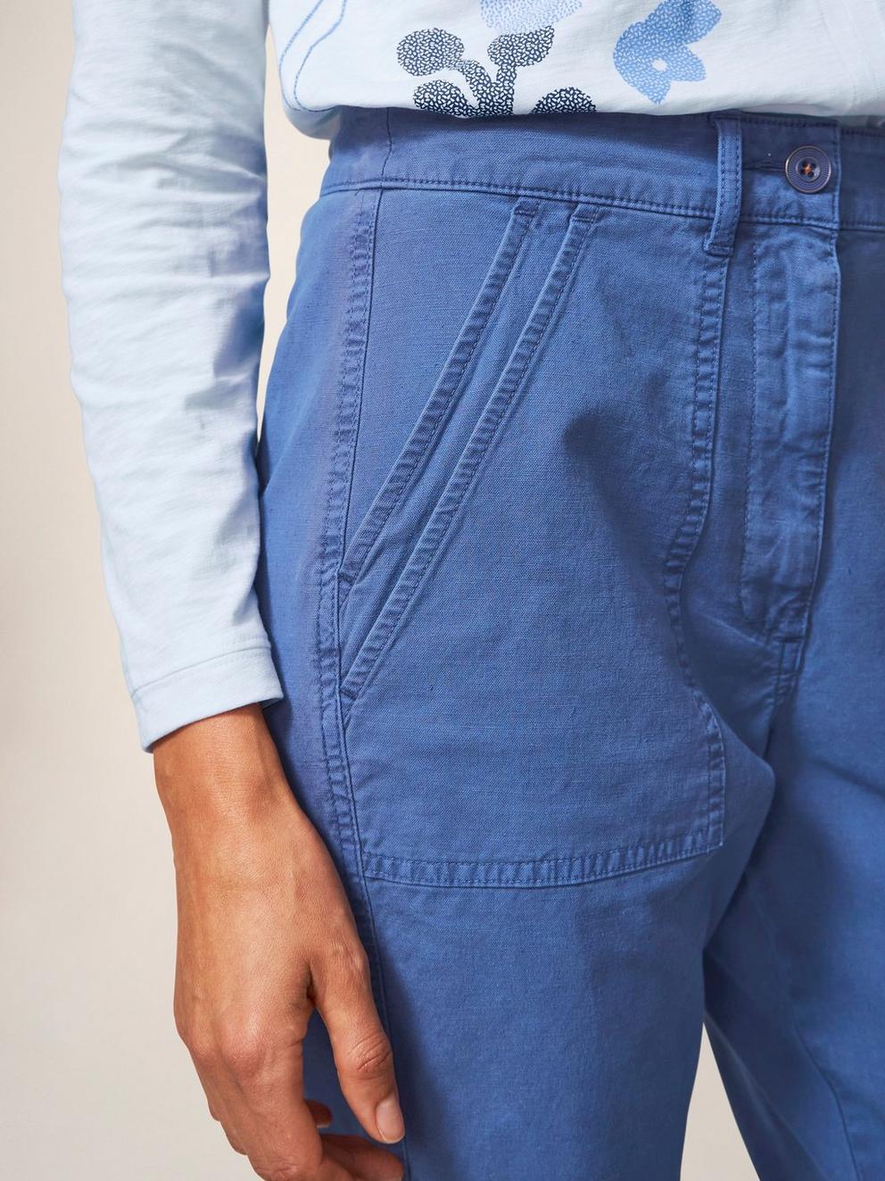 Lindenberry Chino in QUARTZ BLUE PLAIN - MODEL DETAIL