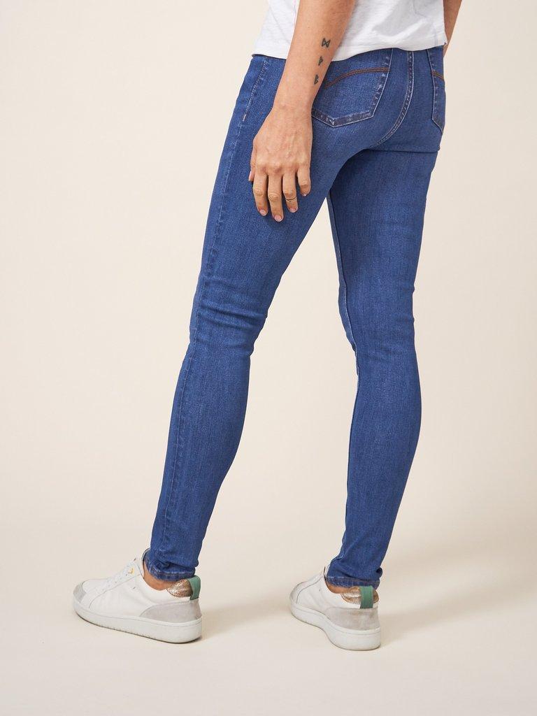 Cedar Straight Jean in VINTAGE BLUE - MODEL BACK