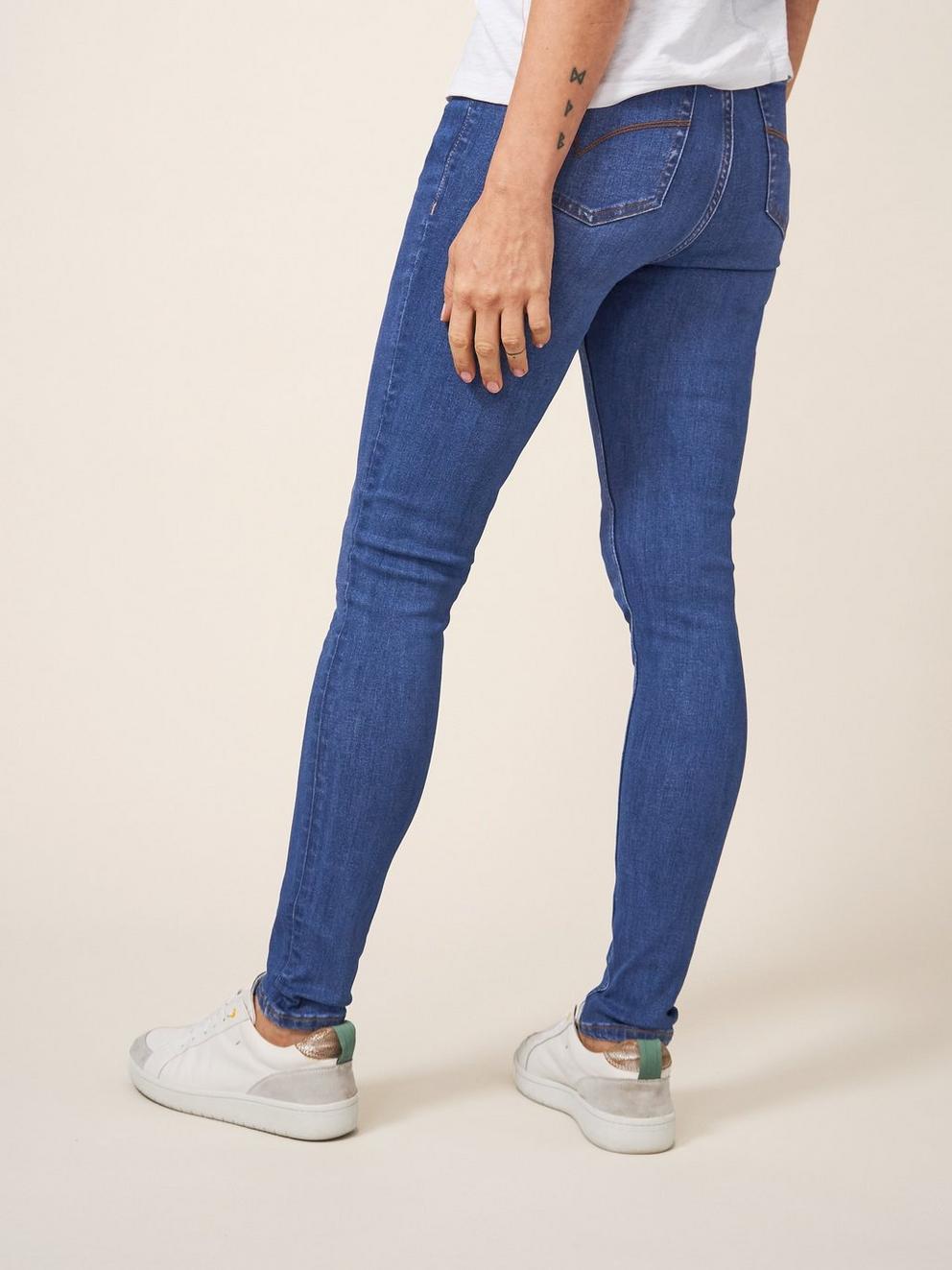Cedar Straight Jean in VINTAGE BLUE - MODEL BACK