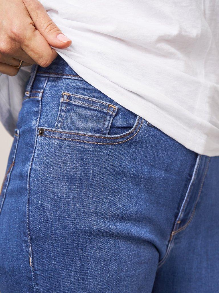 Cedar Straight Jean in VINTAGE BLUE - MODEL DETAIL
