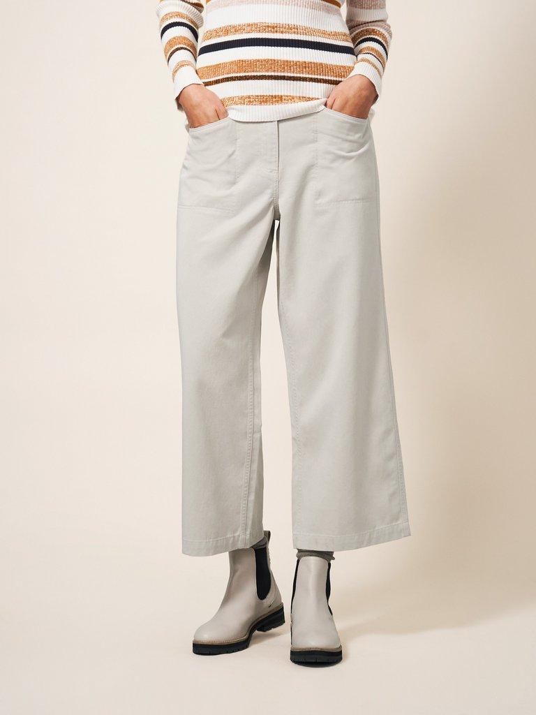 Maison Linen Trouser in GREY PLAIN - MODEL DETAIL