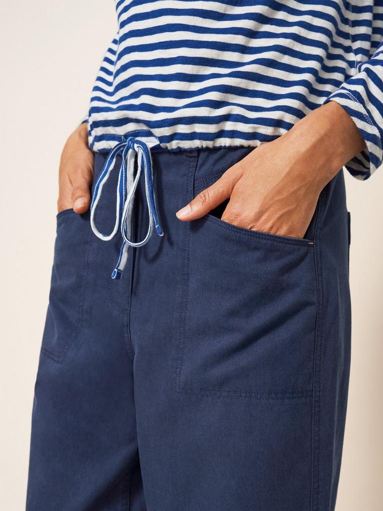 Maison Linen Trouser in TRUE NAVY PLAIN - MODEL DETAIL