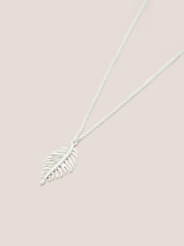 Cut Out Daisy Necklace in SILVER TONE - FLAT DETAIL