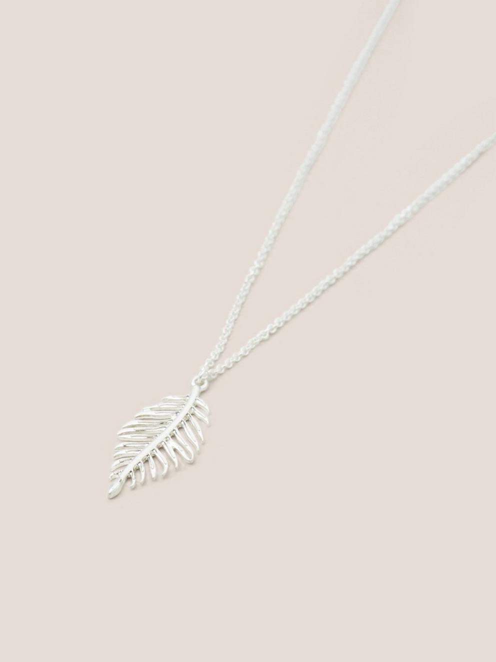 Cut Out Daisy Necklace in SILVER TONE - FLAT DETAIL