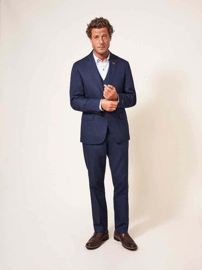 Foss Cotton Linen Blazer in DARK NAVY - MODEL FRONT