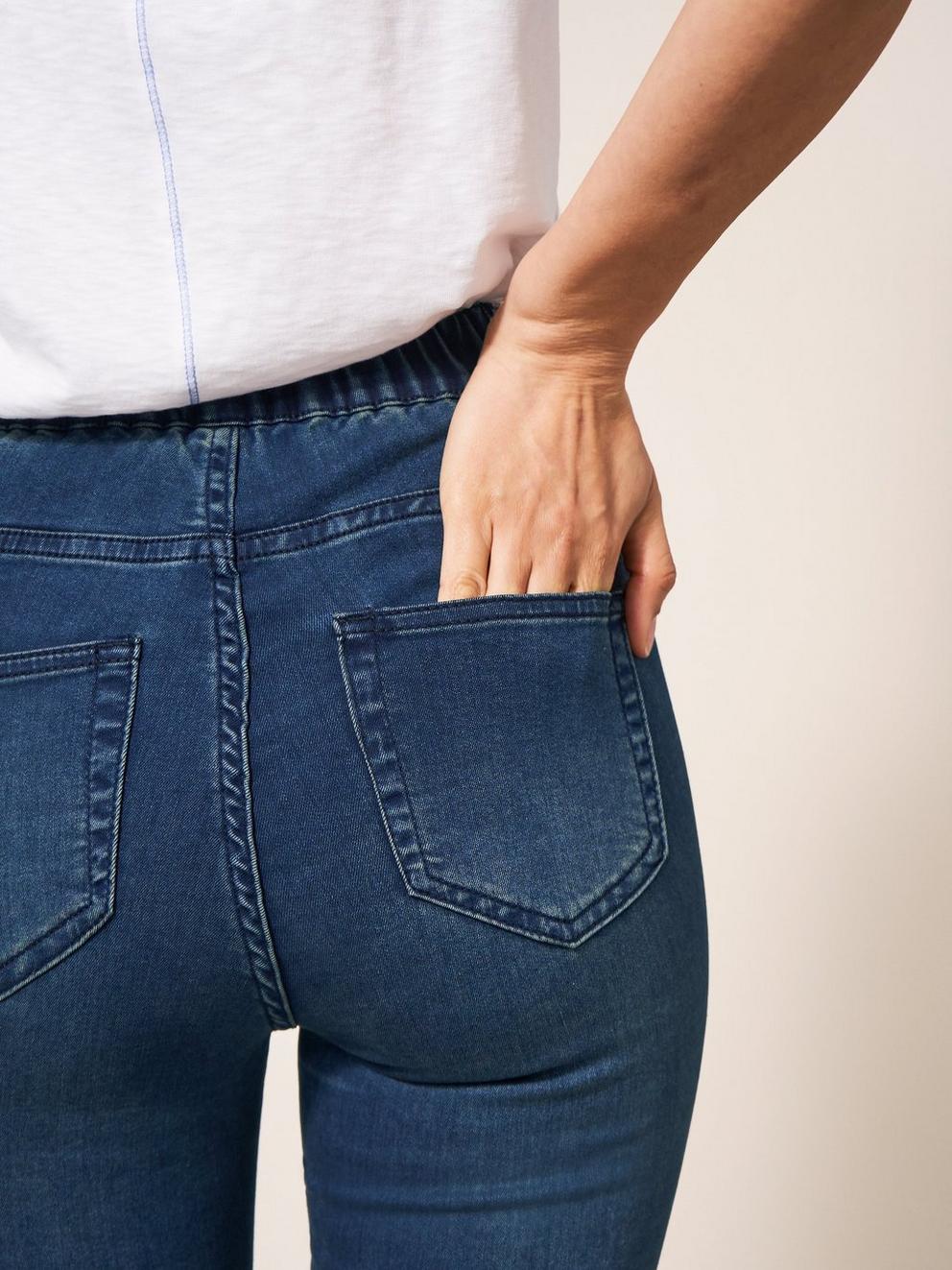 Janey Full Length Jegging in MID DENIM - MODEL DETAIL