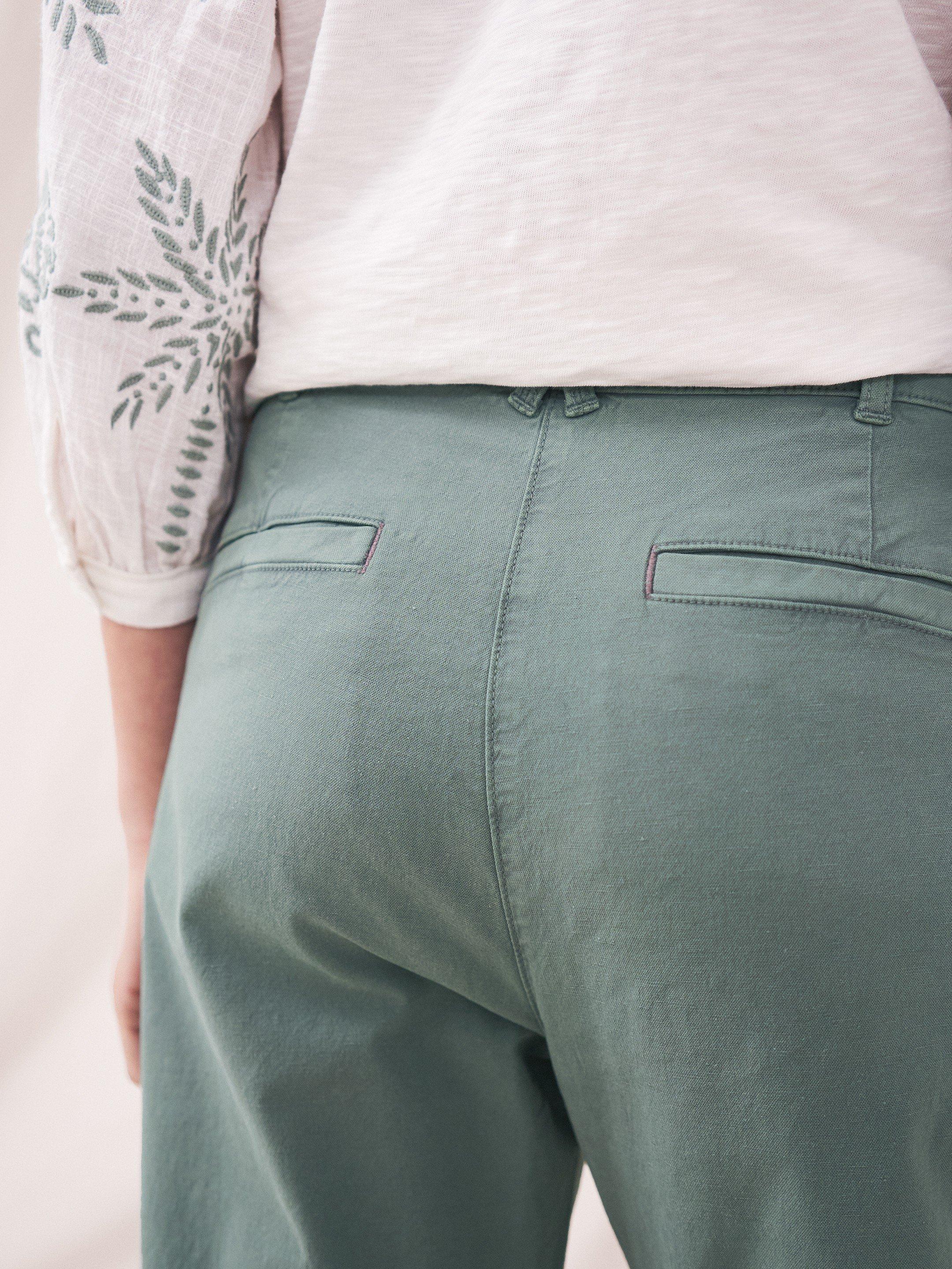 Twister Chino Trousers in MID GREEN - MODEL DETAIL