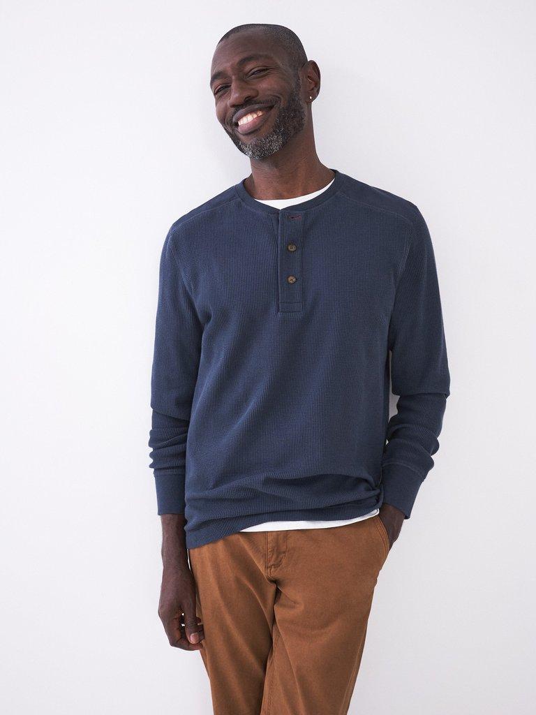 Men's - Organic Cotton Long Sleeve Waffle Henley Top in Brilliant