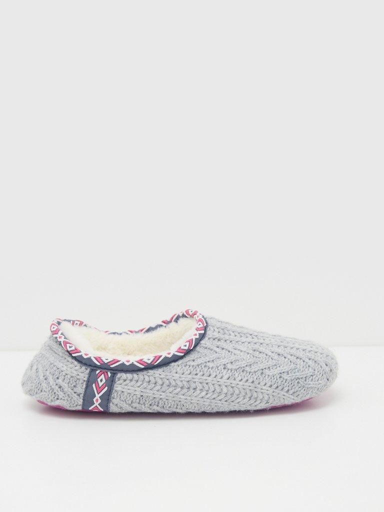 Cable Knit Closed Back Slipper in MID GREY - MODEL FRONT