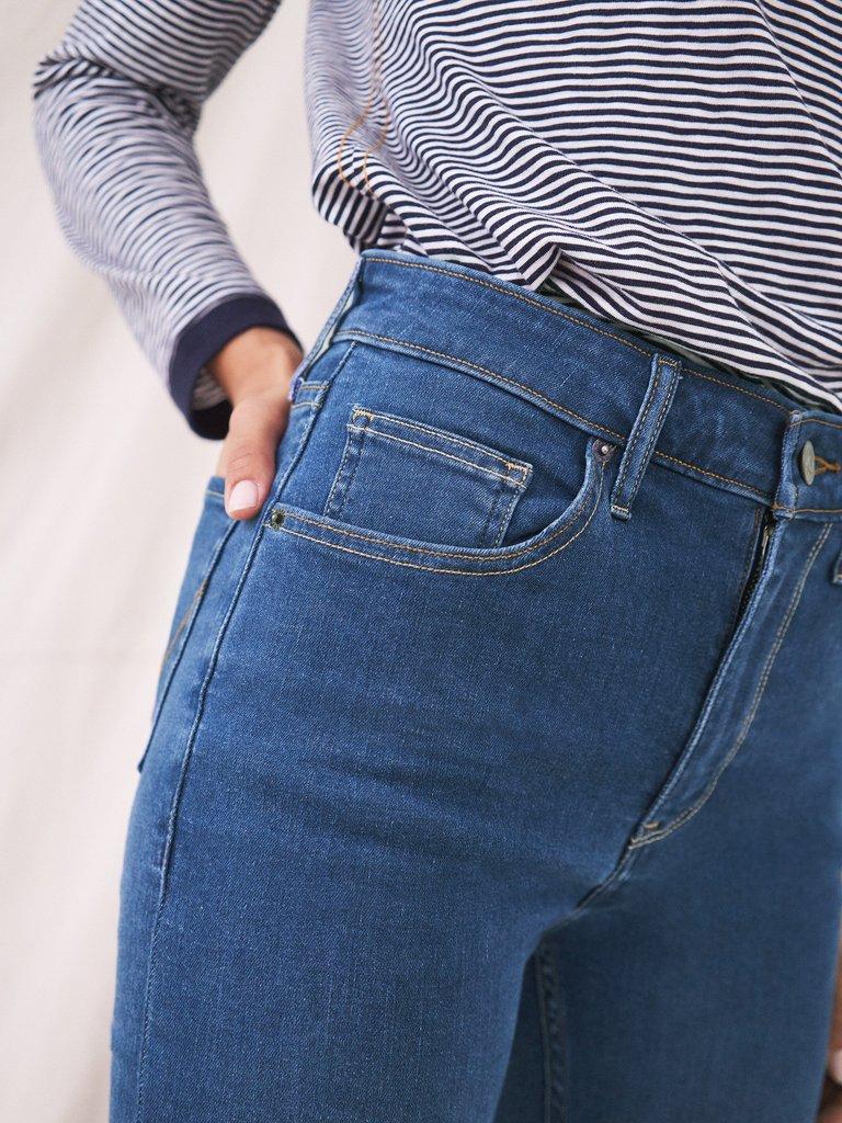 Amelia Casual Skinny Jean in LGT DENIM - MODEL DETAIL