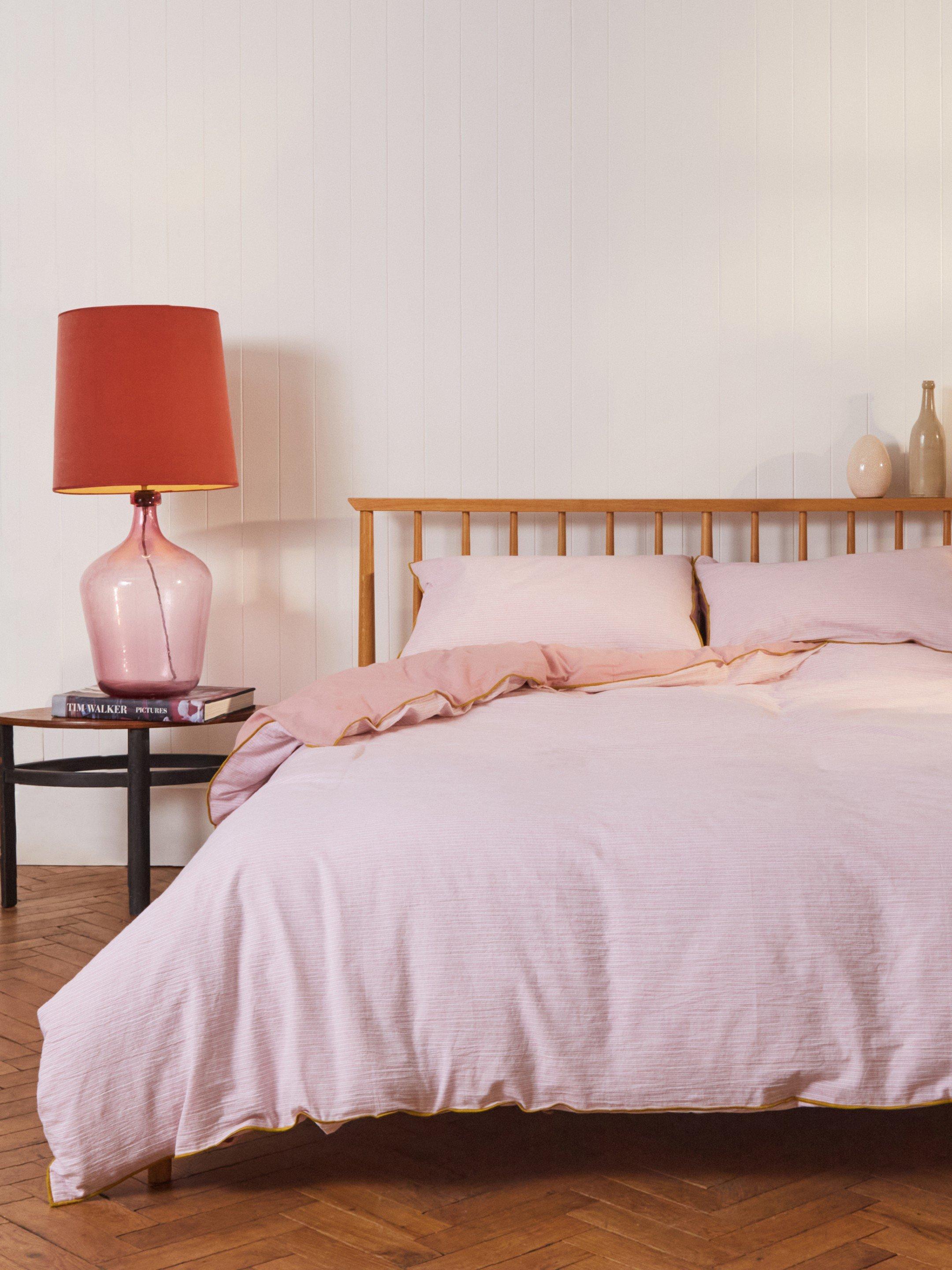 Reversible Bed Linen King in PINK MLT - MODEL DETAIL