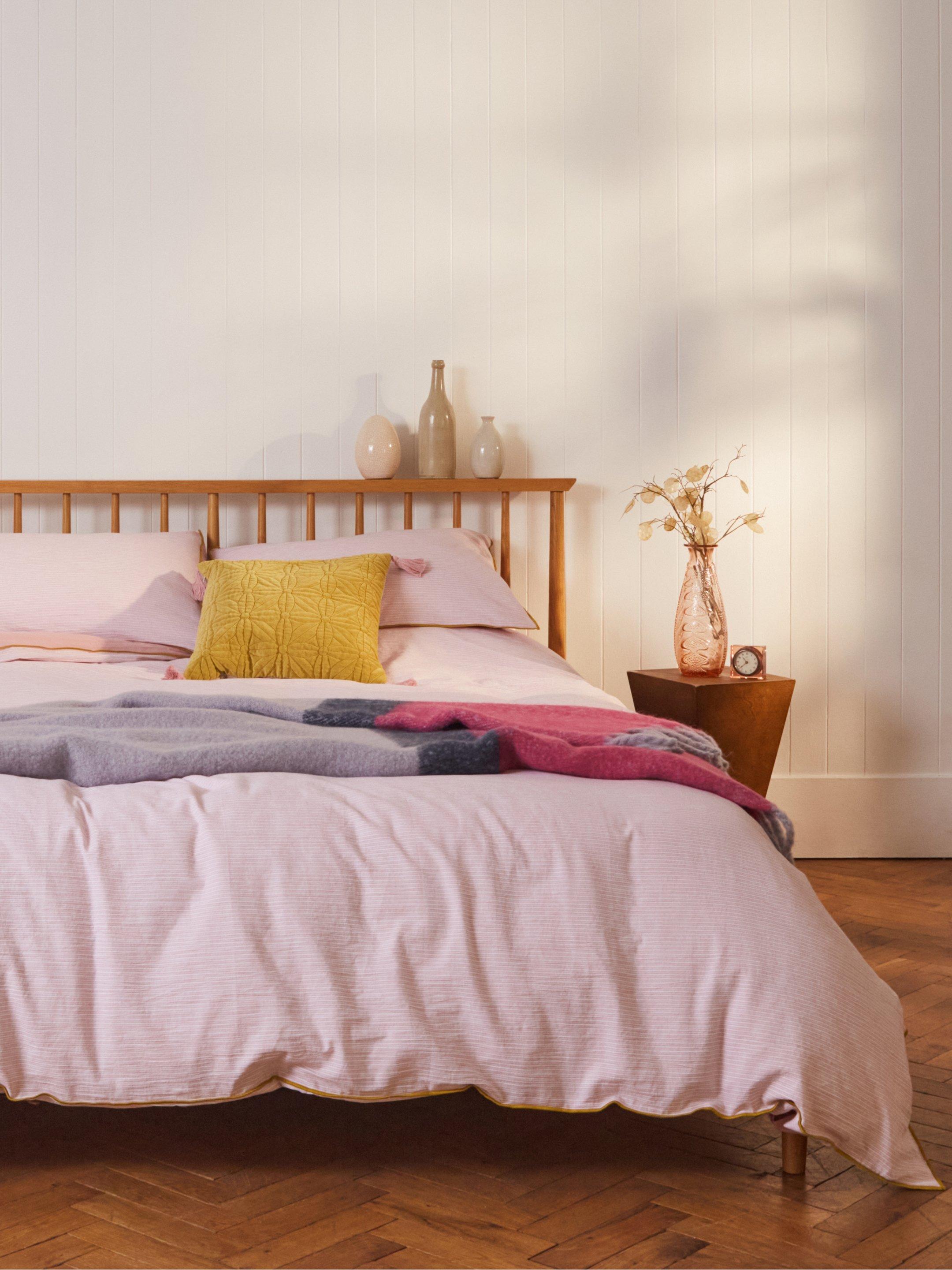 Reversible Bed Linen King in PINK MLT - MODEL FRONT