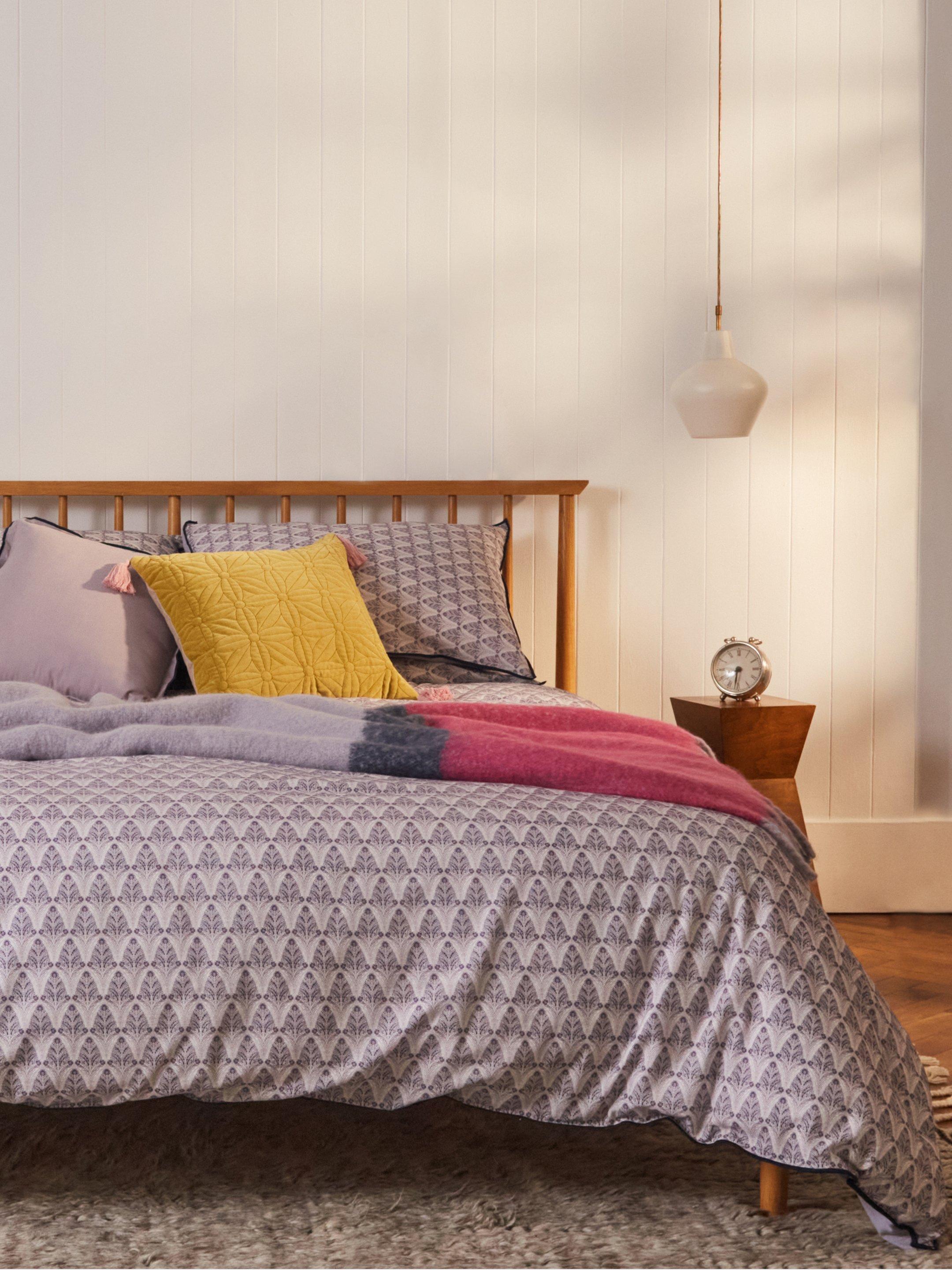 Reversible Bed Linen King in PURPLE PR - MODEL FRONT