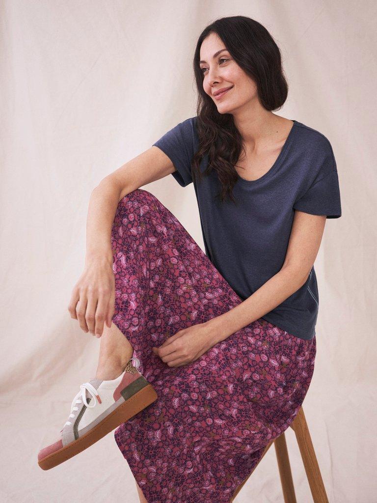 Voop Neck Linen Tee in DUS PURPLE - MODEL DETAIL