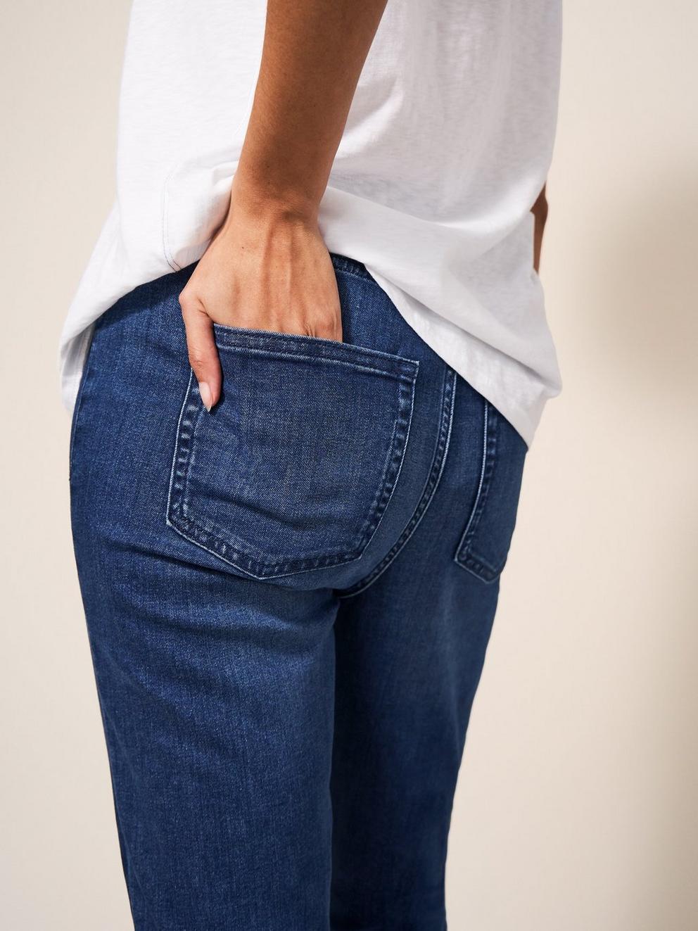 Janey Crop Jegging in MID DENIM - MODEL DETAIL